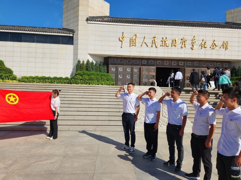 團支部青年在抗日戰(zhàn)爭紀念館重溫入團誓詞.jpg