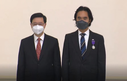 新世界發(fā)展行政總裁鄭志剛不忘初心創(chuàng)造共享價(jià)值、講好中國(guó)故事，榮膺銀紫荊星章
