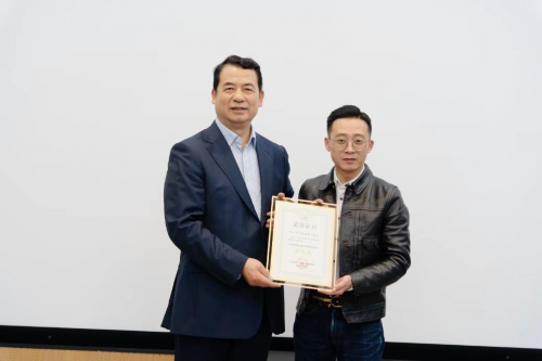 榮耀加冕&mdash;&mdash;紅利地板摘得中國(guó)地板行業(yè)環(huán)保健康品質(zhì)金山獎(jiǎng)